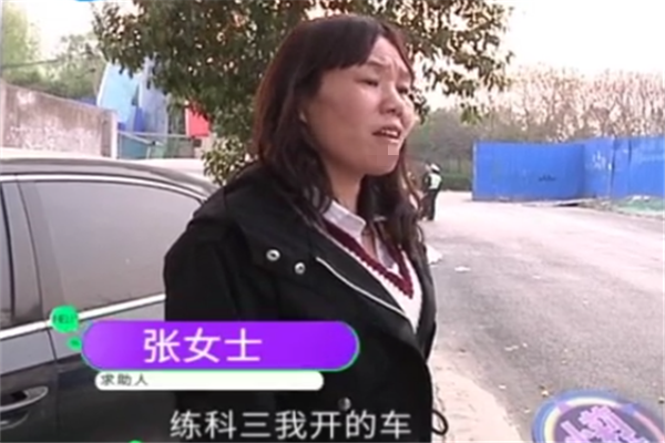 大姐练车：一脚油门将车撞报废，不只教练离职，驾校还赔钱！