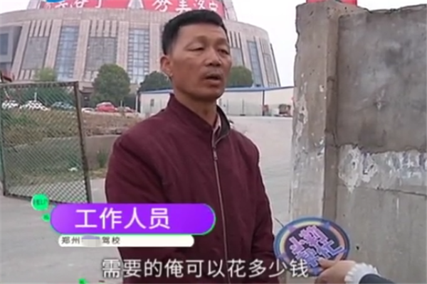 大姐练车：一脚油门将车撞报废，不只教练离职，驾校还赔钱！