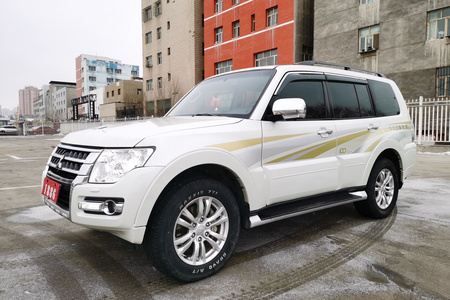 乌鲁木齐二手三菱帕杰罗 2018款 三菱帕杰罗V97 3.8L GLS 八气 双差 天窗