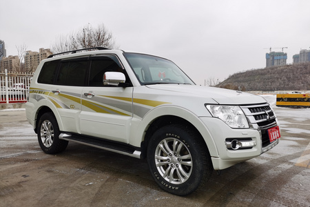 乌鲁木齐二手三菱帕杰罗 2018款 三菱帕杰罗V97 3.8L GLS 八气 双差 天窗