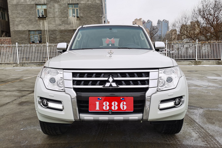 乌鲁木齐二手三菱帕杰罗 2018款 三菱帕杰罗V97 3.8L GLS 八气 双差 天窗